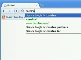 Chrome 首发宣传素材中的 Omnibox 特写：carolina 对应的搜索、网址和搜索补全同时出现在一个列表里